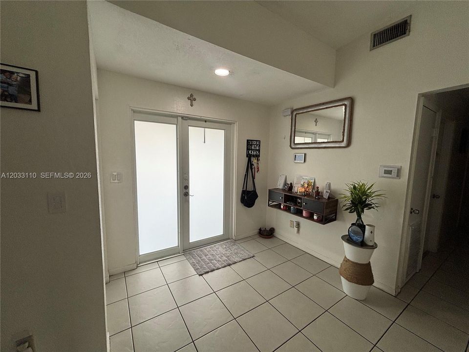 For Sale: $595,000 (3 beds, 2 baths, 1252 Square Feet)