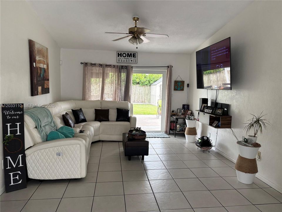 For Sale: $595,000 (3 beds, 2 baths, 1252 Square Feet)