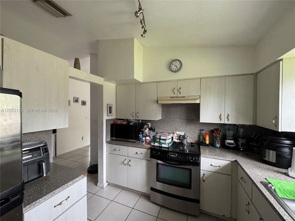 For Sale: $595,000 (3 beds, 2 baths, 1252 Square Feet)