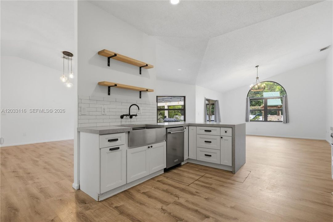 En Venta: $650,000 (3 camas, 2 baños, 1826 Pies cuadrados)