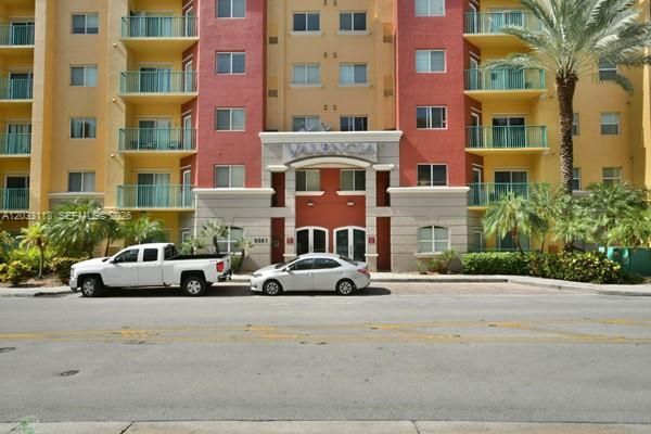 For Rent: $2,200 (1 beds, 1 baths, 652 Square Feet)
