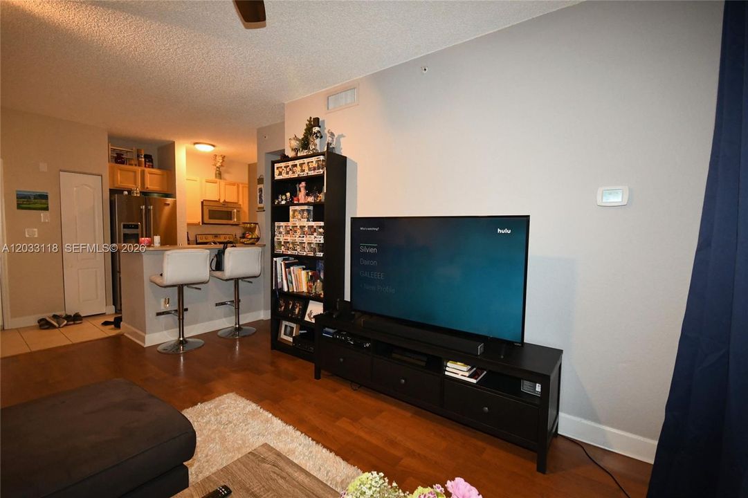 For Rent: $2,200 (1 beds, 1 baths, 652 Square Feet)