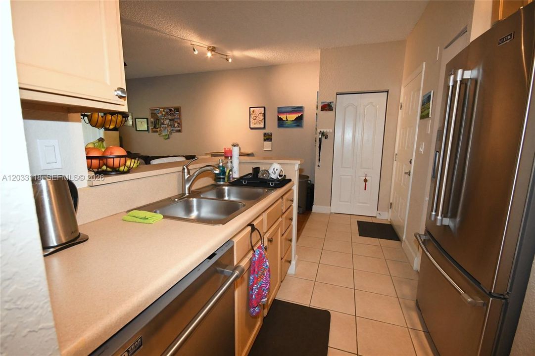 For Rent: $2,200 (1 beds, 1 baths, 652 Square Feet)