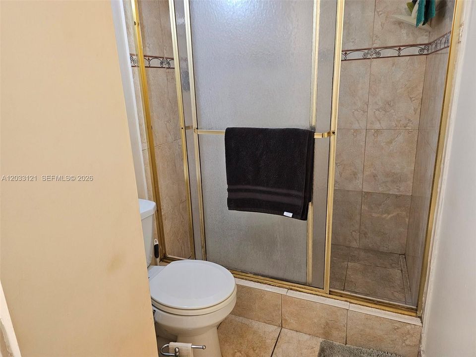 Guest shower commode