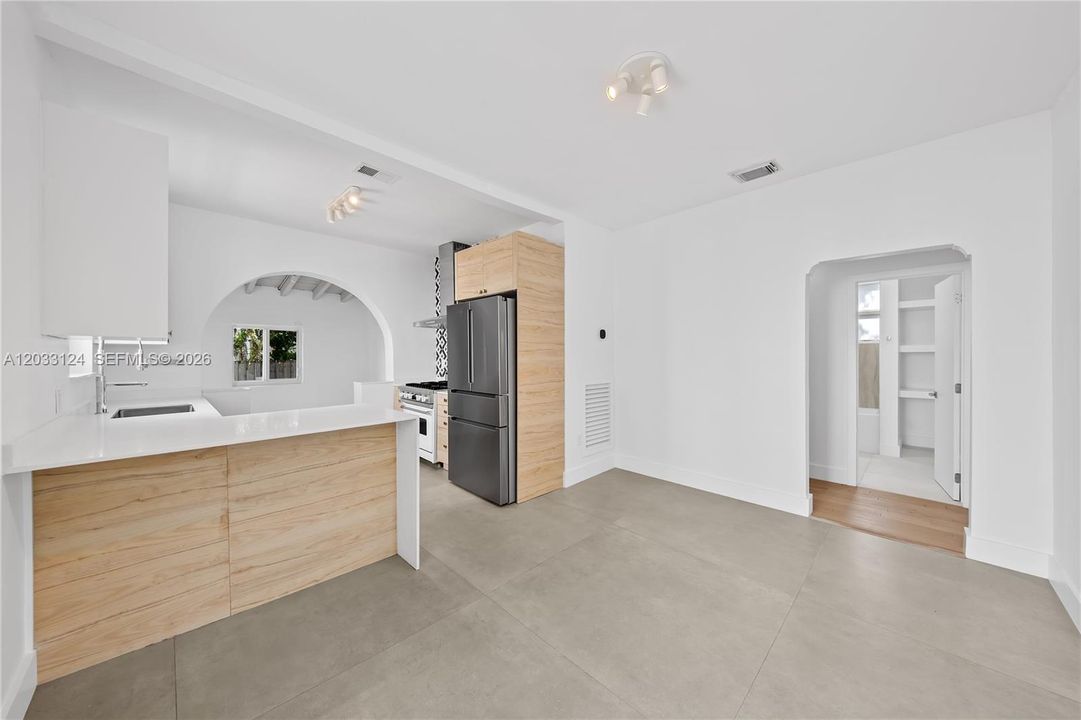 For Rent: $4,650 (3 beds, 2 baths, 1194 Square Feet)