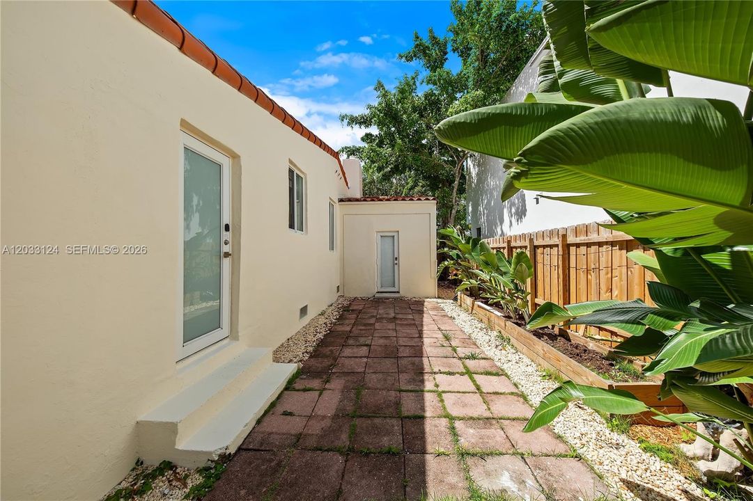 For Rent: $4,650 (3 beds, 2 baths, 1194 Square Feet)