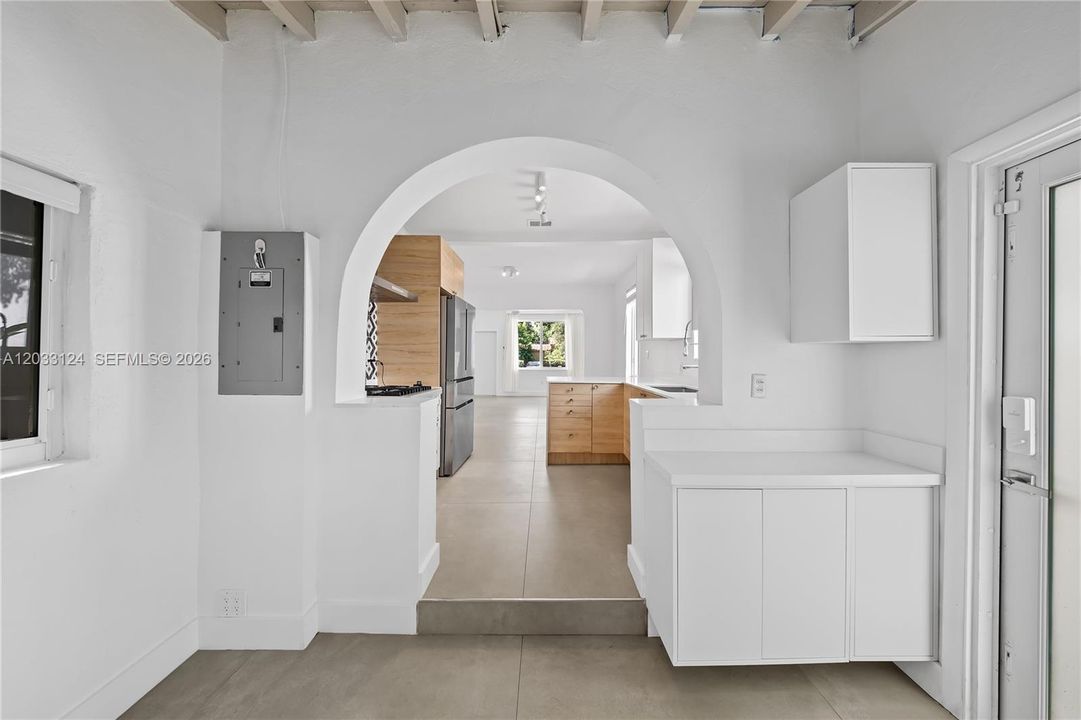Breakfast area that can also serve as office or mudroom