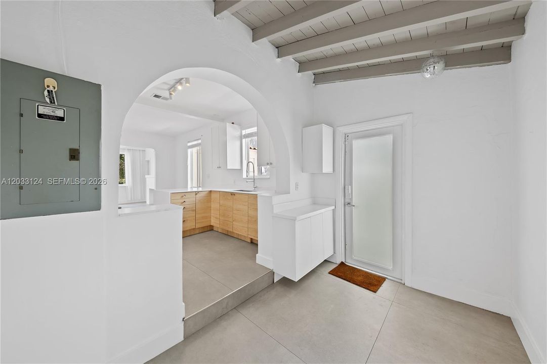 Breakfast area that can also serve as office or mudroom