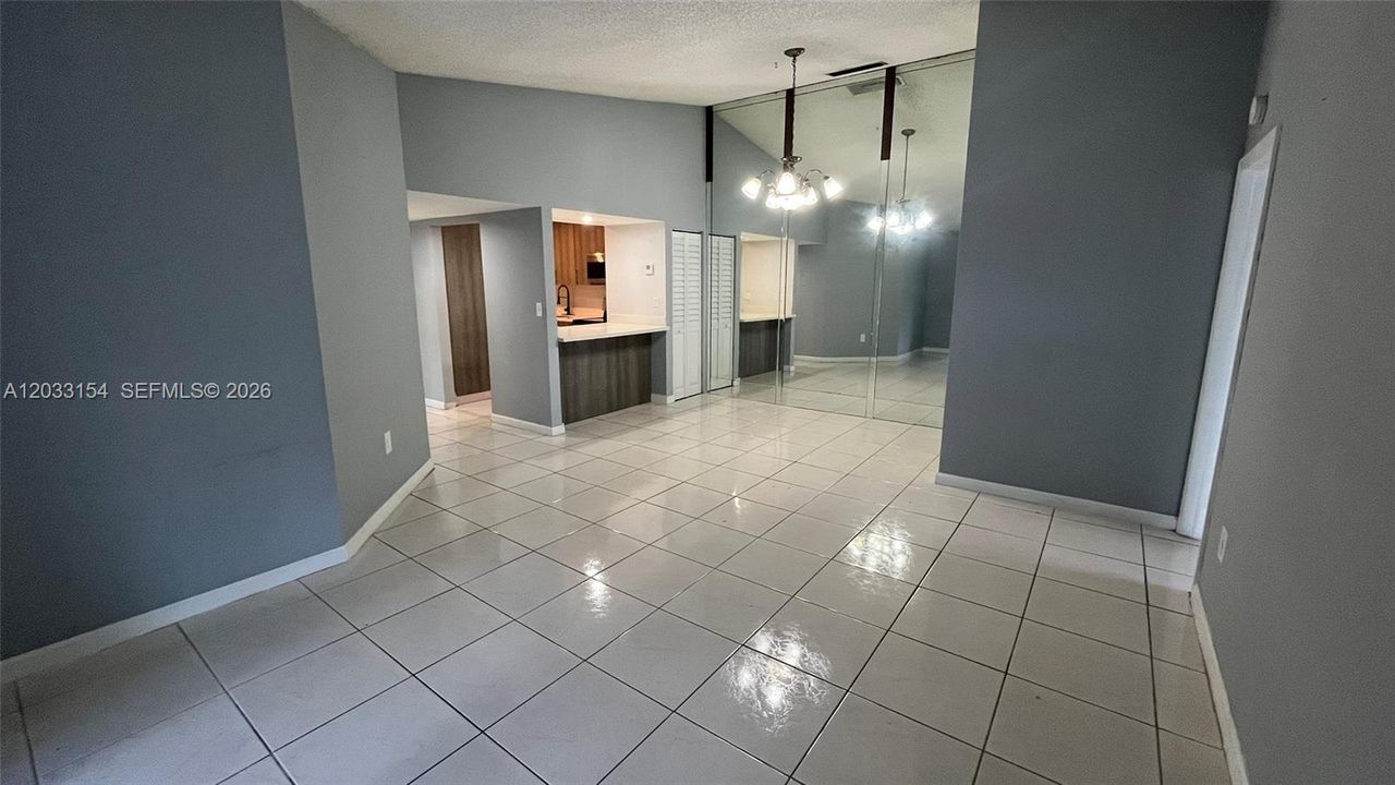 For Sale: $317,000 (2 beds, 2 baths, 1018 Square Feet)