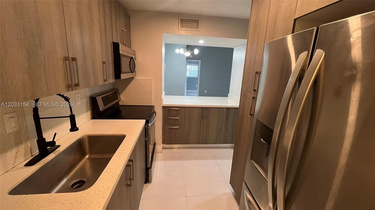 For Sale: $317,000 (2 beds, 2 baths, 1018 Square Feet)