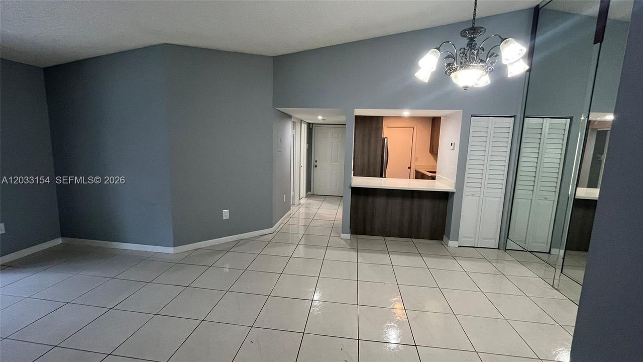 For Sale: $317,000 (2 beds, 2 baths, 1018 Square Feet)