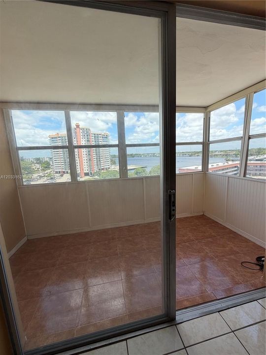 For Sale: $169,000 (1 beds, 1 baths, 921 Square Feet)