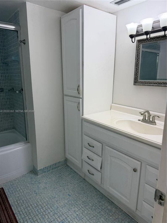 For Sale: $169,000 (1 beds, 1 baths, 921 Square Feet)