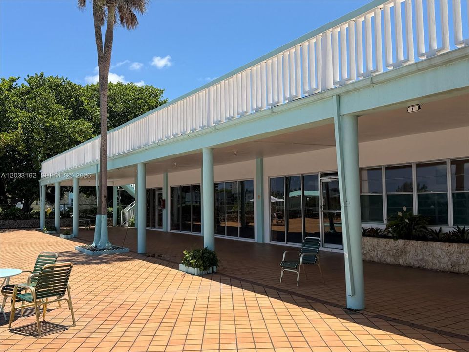 For Sale: $169,000 (1 beds, 1 baths, 921 Square Feet)
