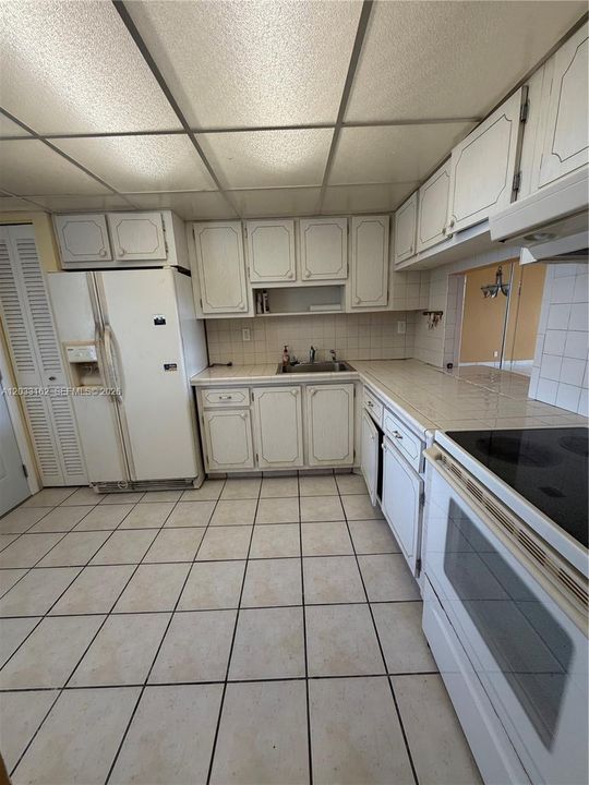 For Sale: $169,000 (1 beds, 1 baths, 921 Square Feet)
