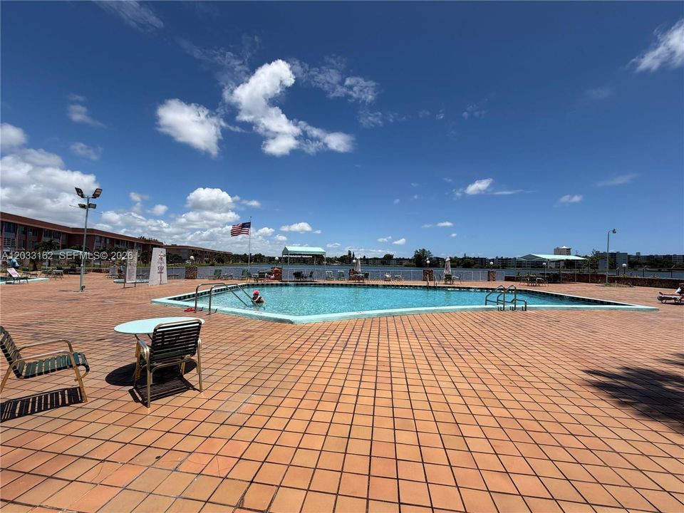 For Sale: $169,000 (1 beds, 1 baths, 921 Square Feet)