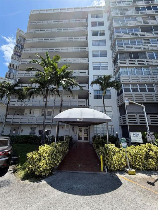 For Sale: $169,000 (1 beds, 1 baths, 921 Square Feet)