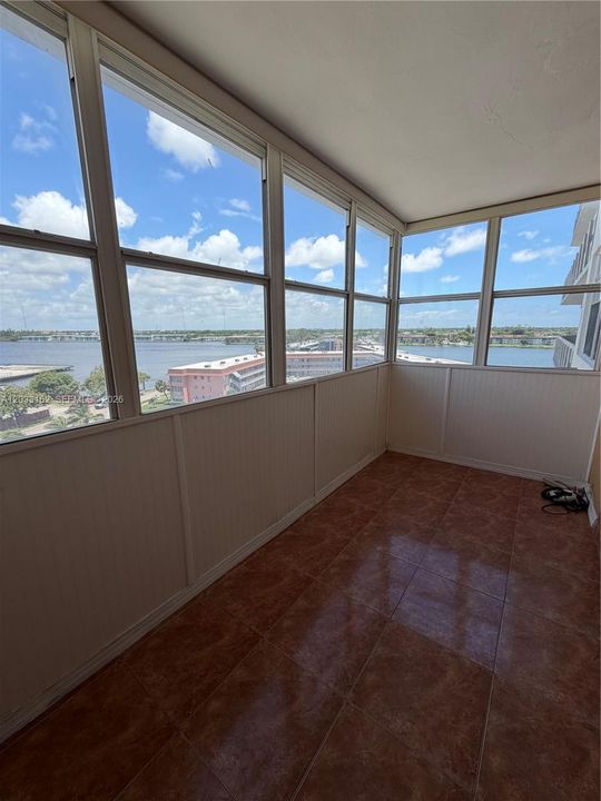 For Sale: $169,000 (1 beds, 1 baths, 921 Square Feet)