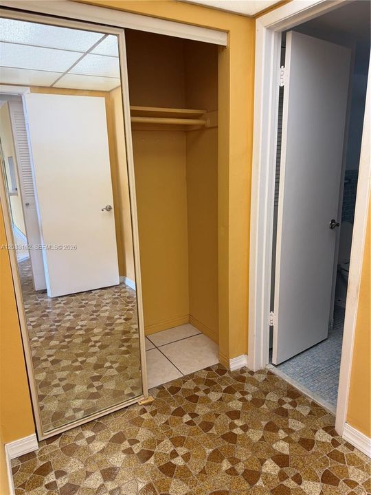 For Sale: $169,000 (1 beds, 1 baths, 921 Square Feet)