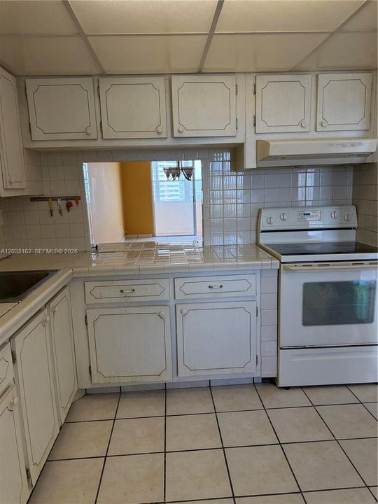 For Sale: $169,000 (1 beds, 1 baths, 921 Square Feet)