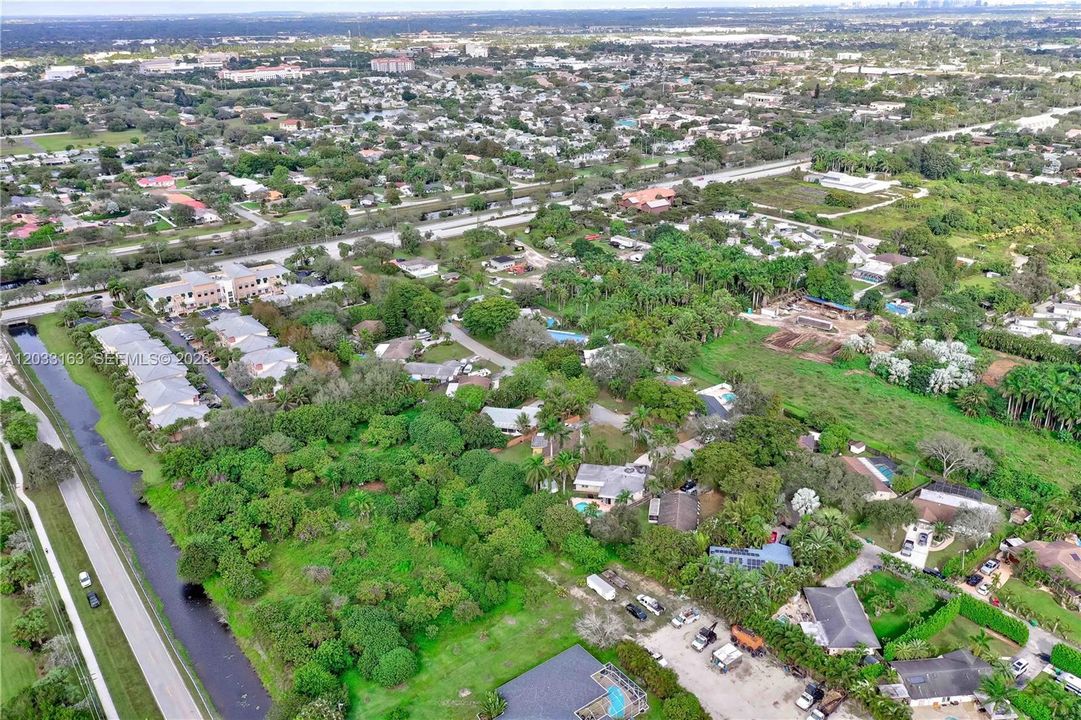 На продажу: $1,500,000 (2.24 acres)