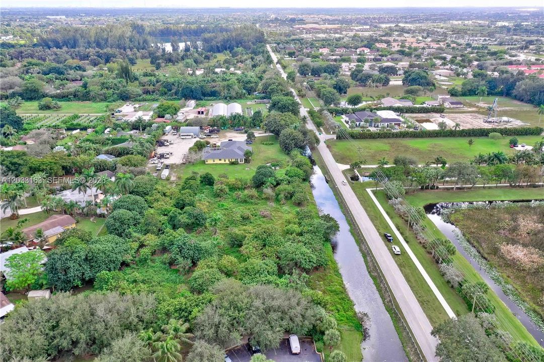 На продажу: $1,500,000 (2.24 acres)
