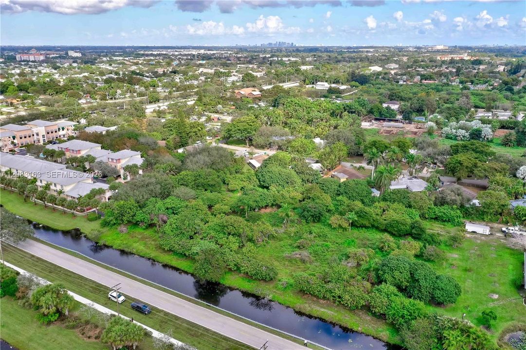 На продажу: $1,500,000 (2.24 acres)