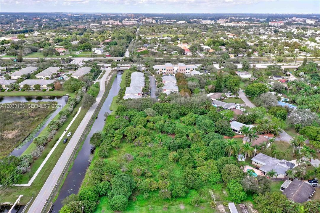 На продажу: $1,500,000 (2.24 acres)