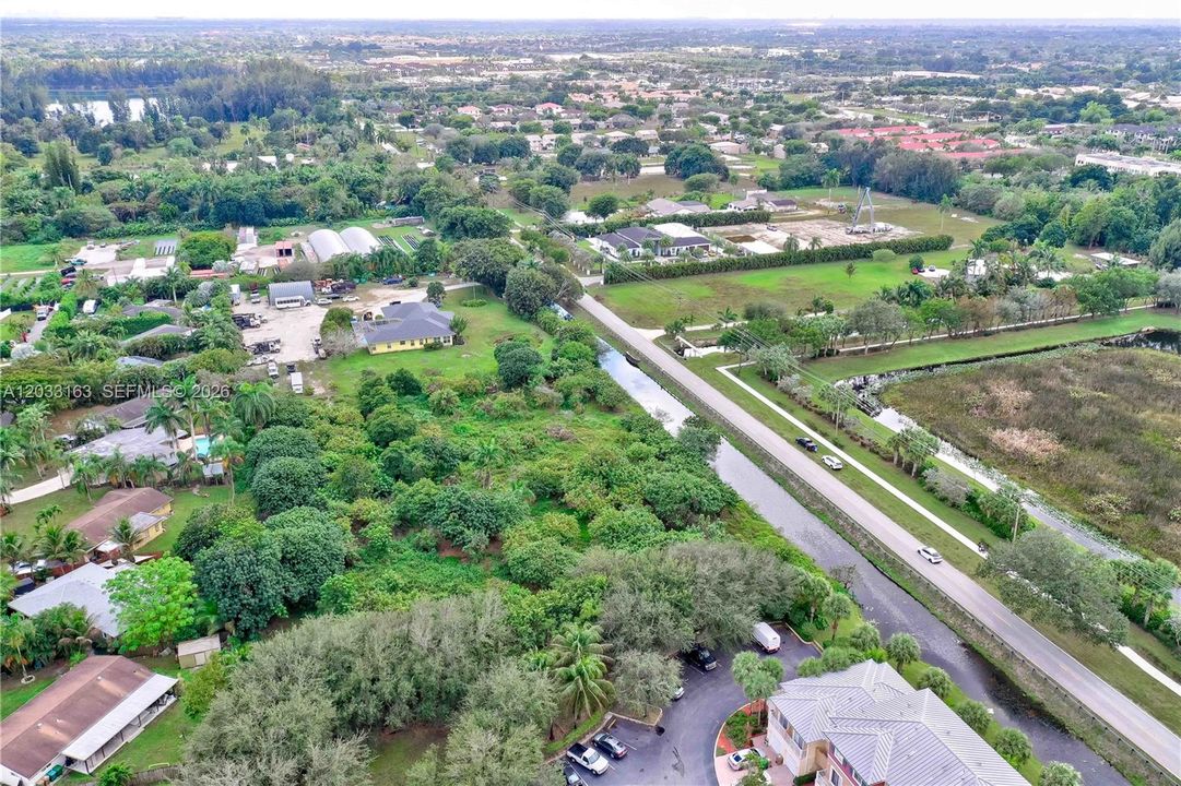 На продажу: $1,500,000 (2.24 acres)