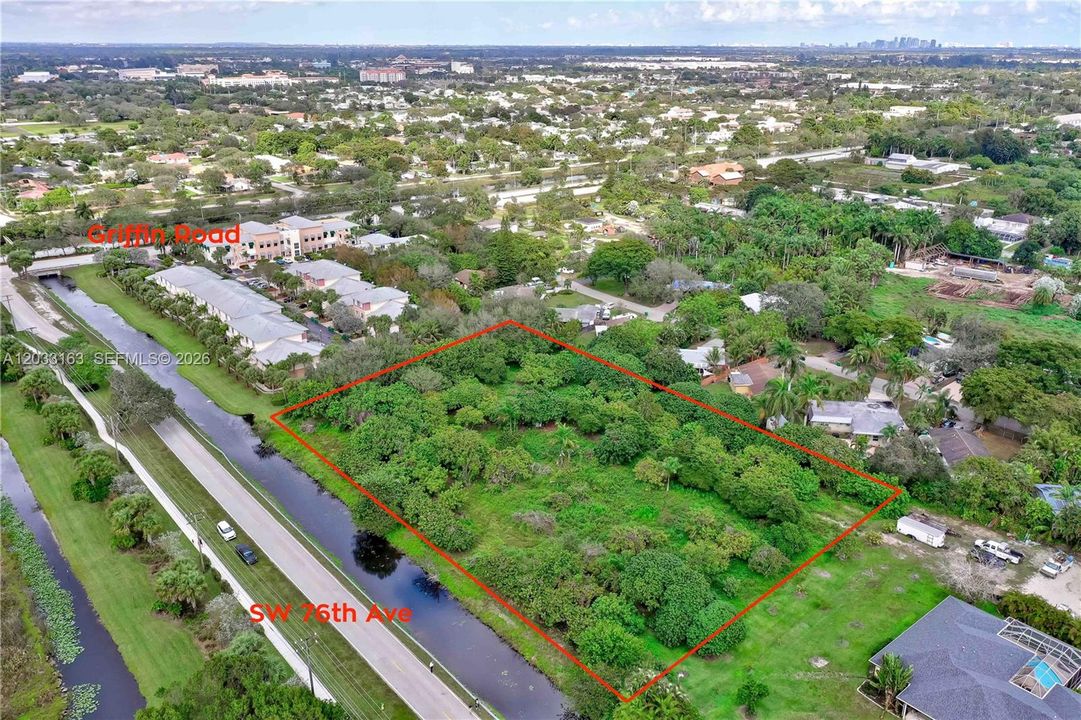 На продажу: $1,500,000 (2.24 acres)