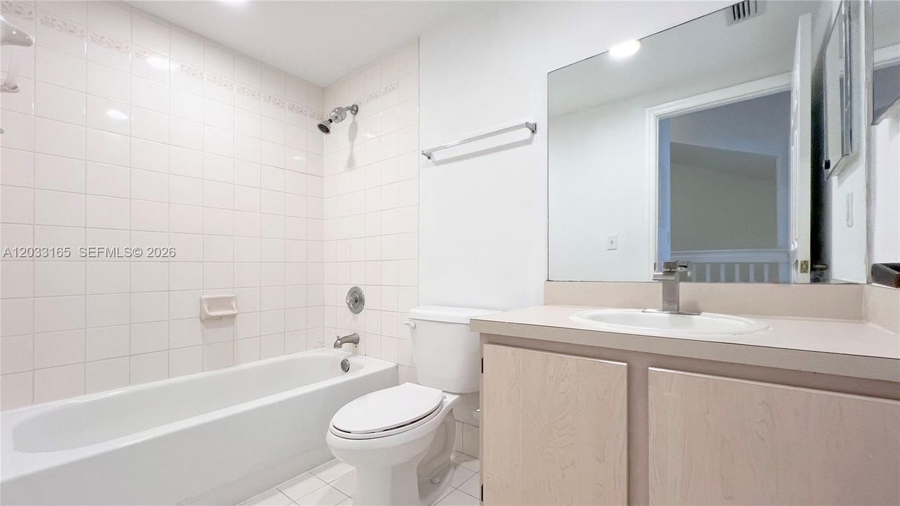 For Sale: $325,000 (3 beds, 3 baths, 1409 Square Feet)