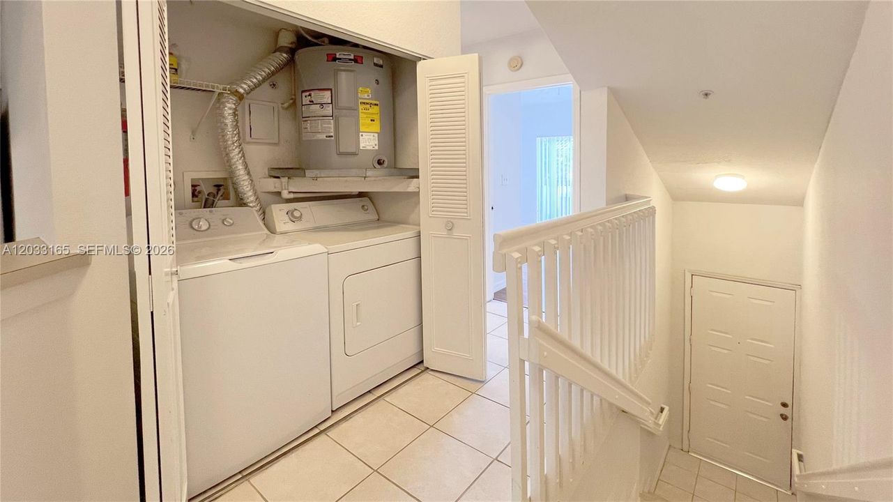 For Sale: $325,000 (3 beds, 3 baths, 1409 Square Feet)
