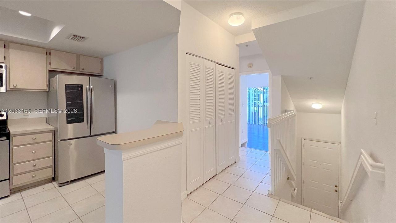 For Sale: $325,000 (3 beds, 3 baths, 1409 Square Feet)