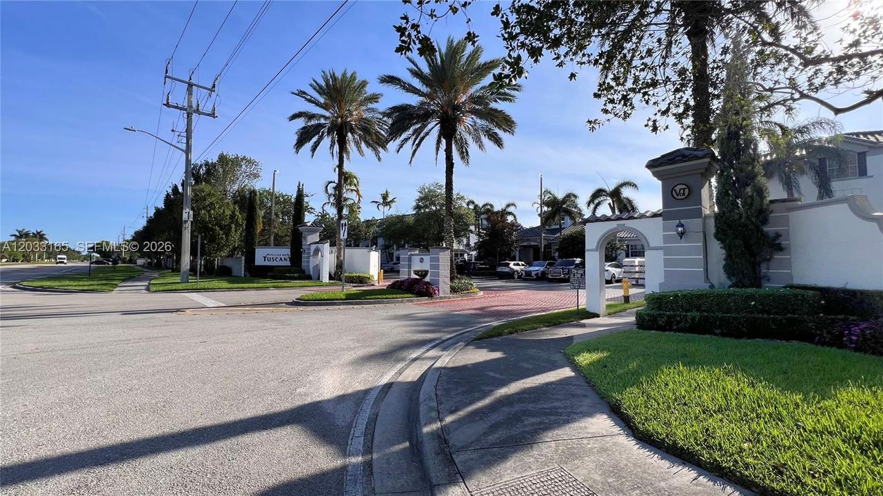 For Sale: $325,000 (3 beds, 3 baths, 1409 Square Feet)