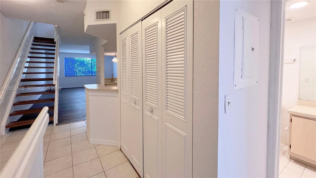 For Sale: $325,000 (3 beds, 3 baths, 1409 Square Feet)
