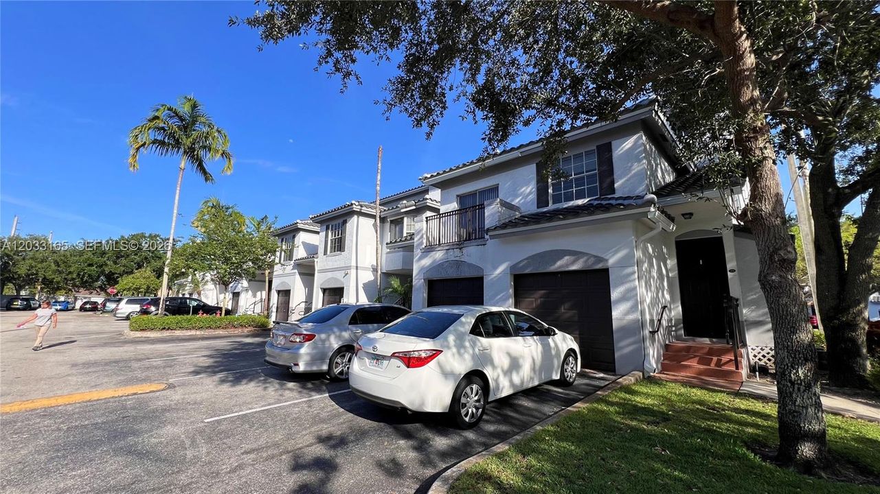 For Sale: $325,000 (3 beds, 3 baths, 1409 Square Feet)