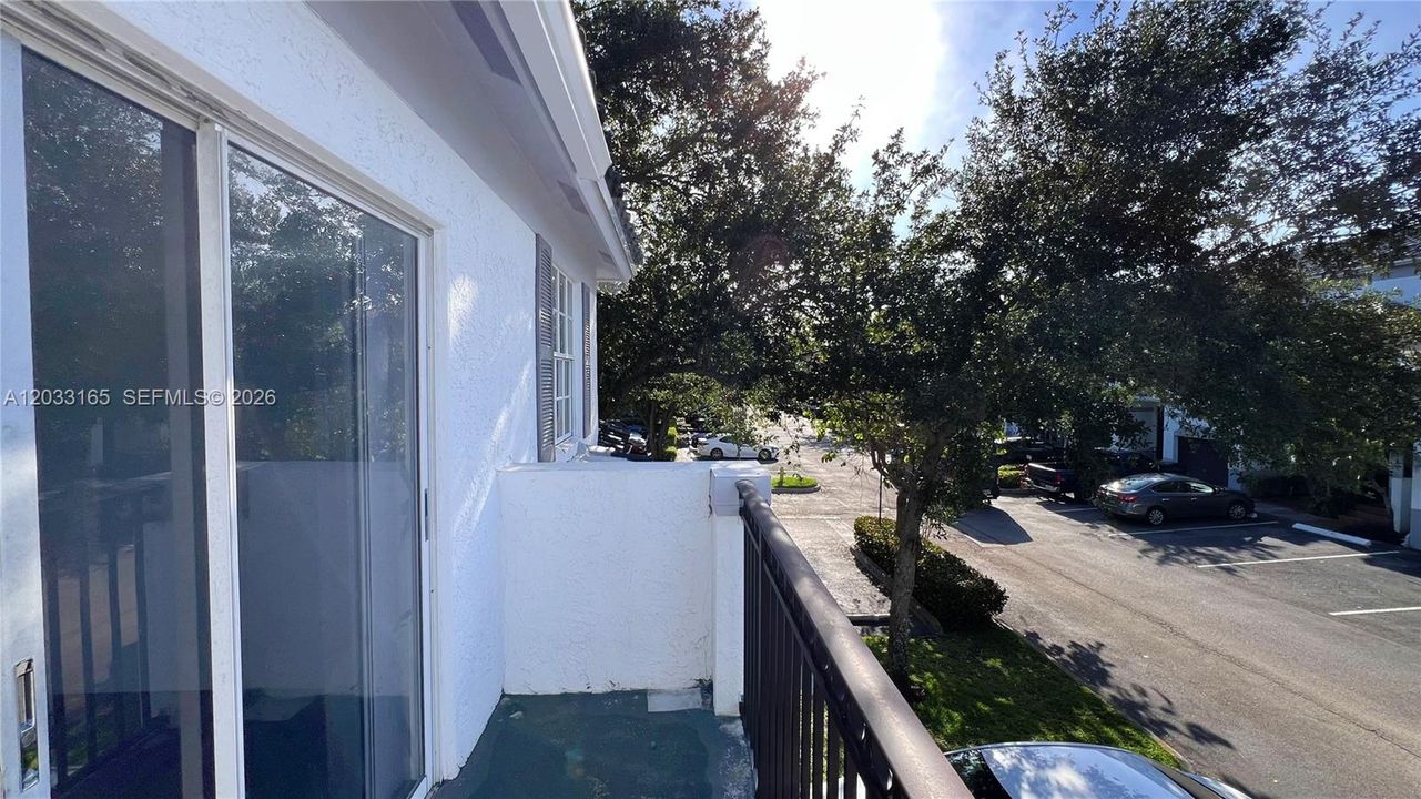 For Sale: $325,000 (3 beds, 3 baths, 1409 Square Feet)