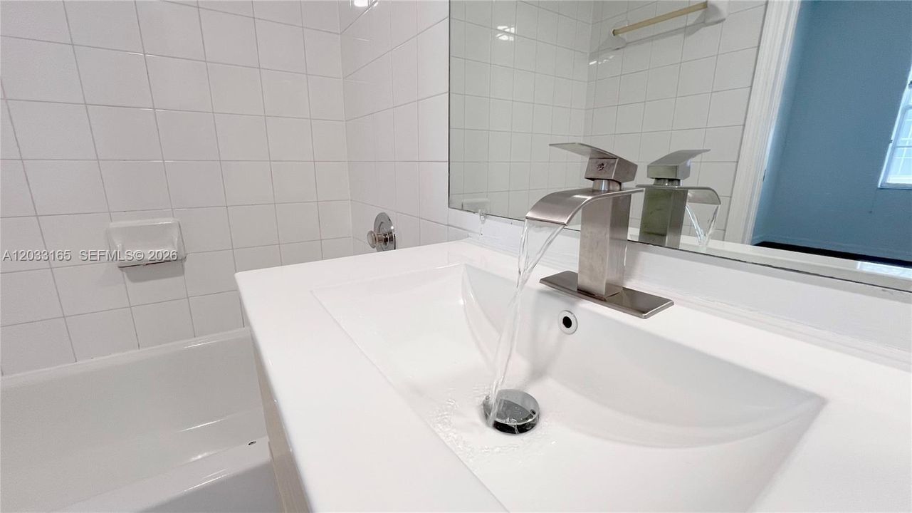 For Sale: $325,000 (3 beds, 3 baths, 1409 Square Feet)