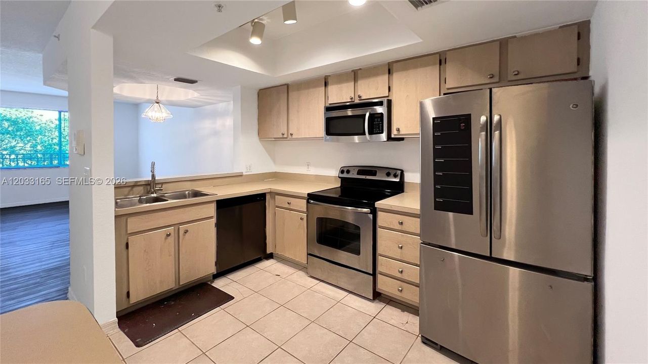 For Sale: $325,000 (3 beds, 3 baths, 1409 Square Feet)