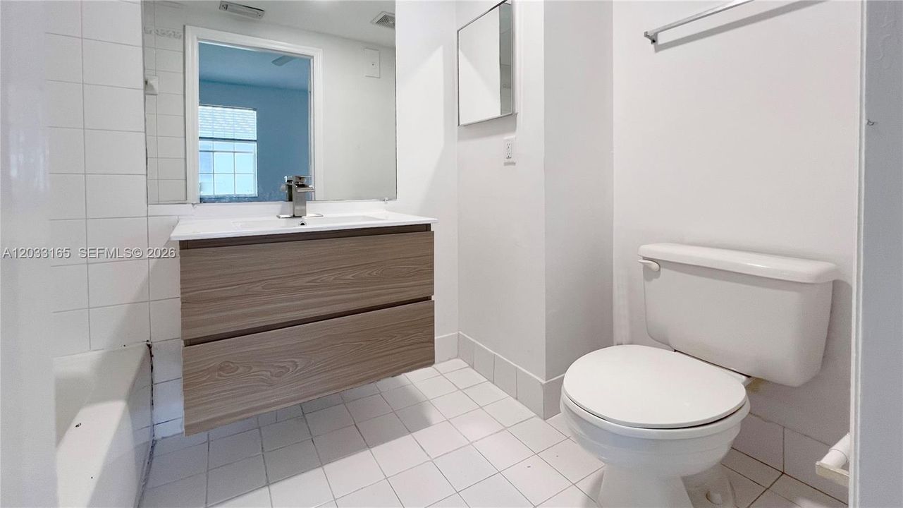 For Sale: $325,000 (3 beds, 3 baths, 1409 Square Feet)