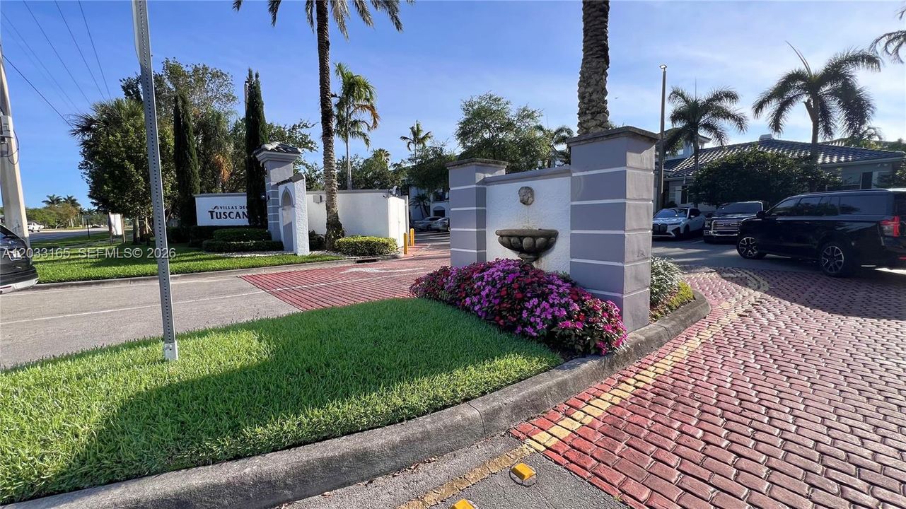 For Sale: $325,000 (3 beds, 3 baths, 1409 Square Feet)