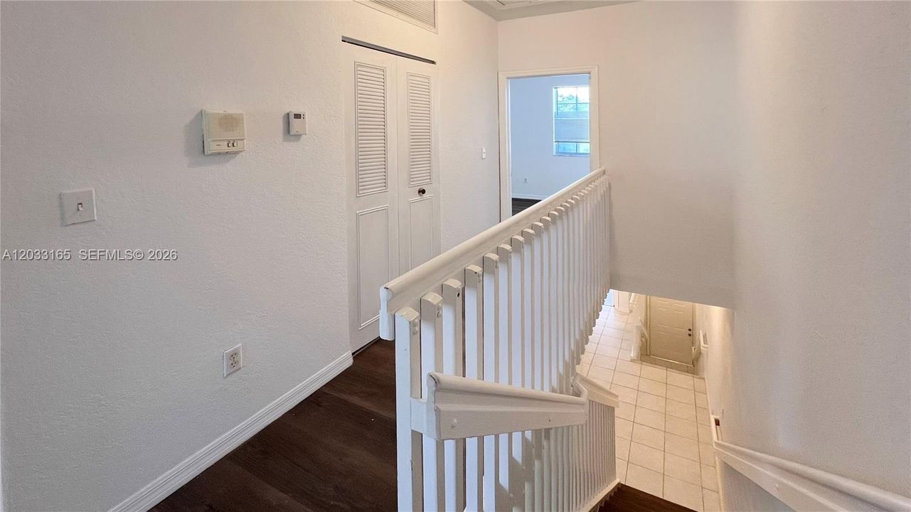 For Sale: $325,000 (3 beds, 3 baths, 1409 Square Feet)