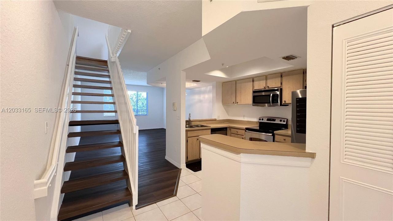 For Sale: $325,000 (3 beds, 3 baths, 1409 Square Feet)