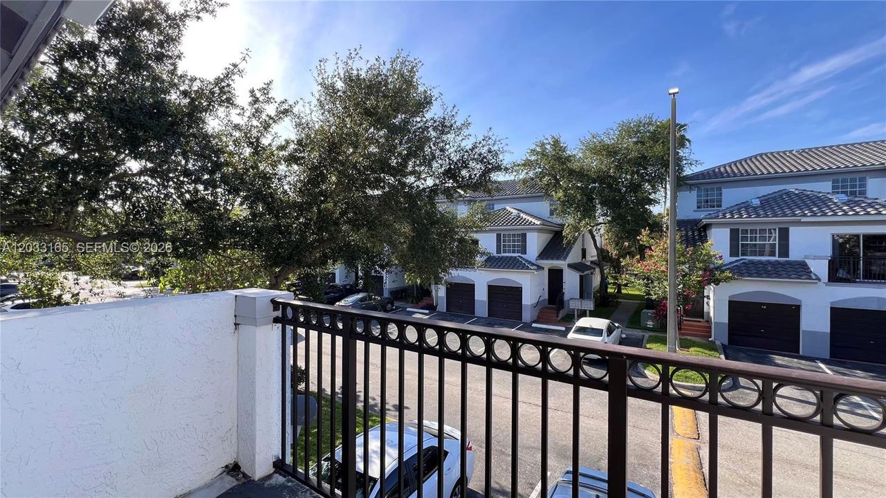 For Sale: $325,000 (3 beds, 3 baths, 1409 Square Feet)