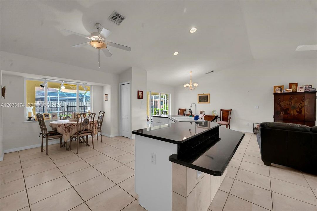 En Venta: $425,000 (3 camas, 2 baños, 1560 Pies cuadrados)