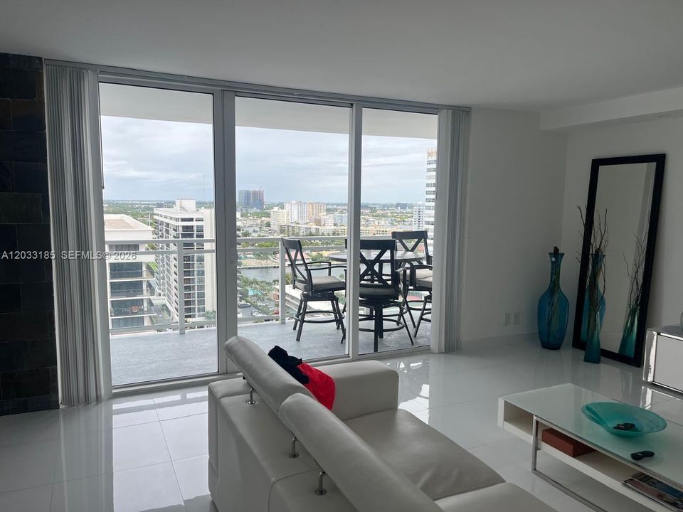 For Sale: $598,000 (2 beds, 2 baths, 1312 Square Feet)