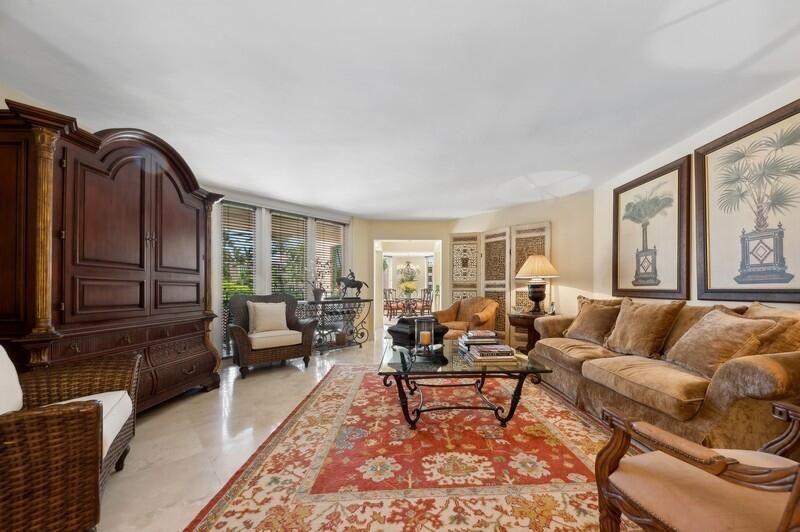 02_120SE5thAvenue326_1_LivingRoom_FlexML