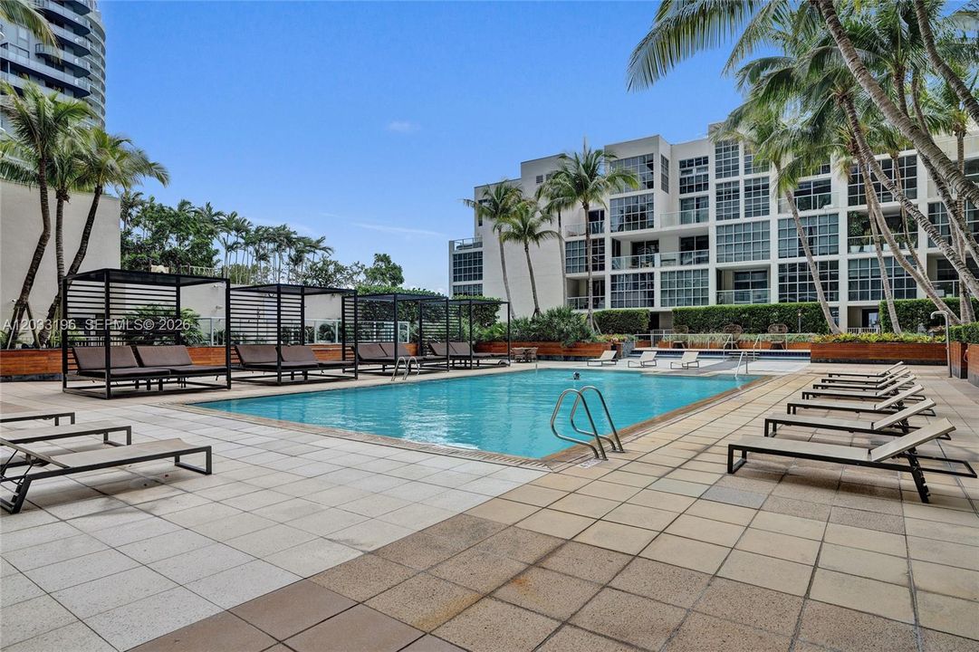 For Rent: $4,400 (2 beds, 2 baths, 964 Square Feet)