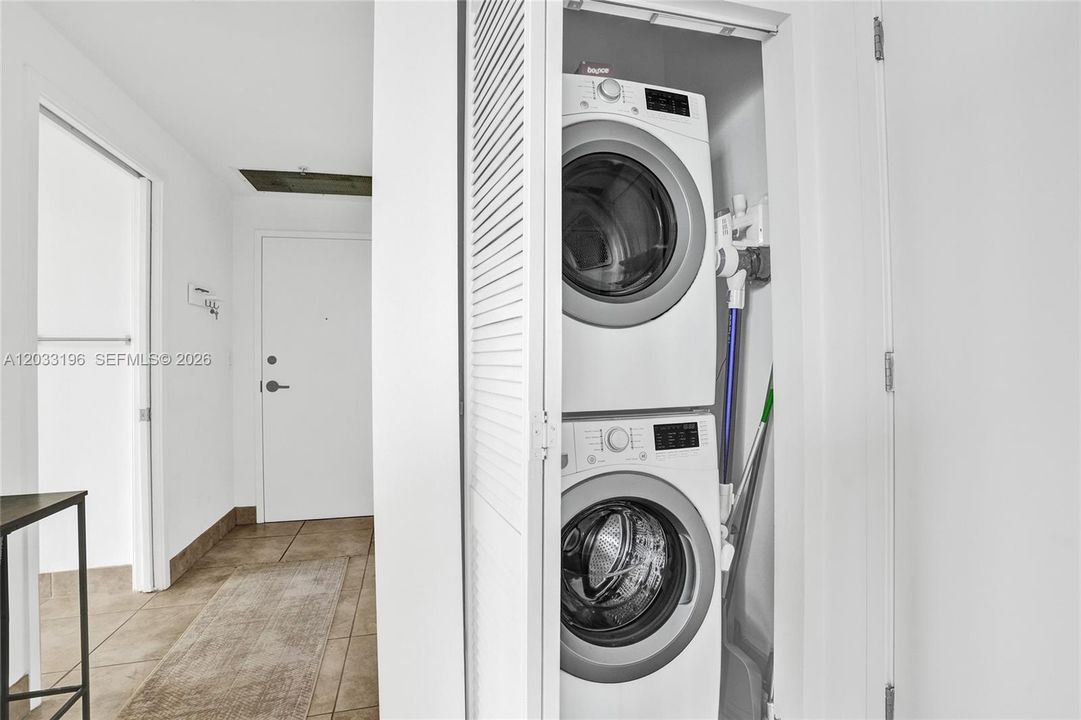 For Rent: $4,400 (2 beds, 2 baths, 964 Square Feet)