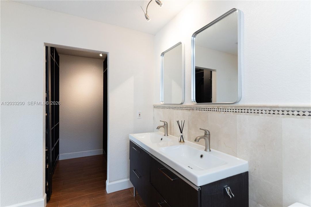 For Sale: $399,999 (2 beds, 3 baths, 1290 Square Feet)